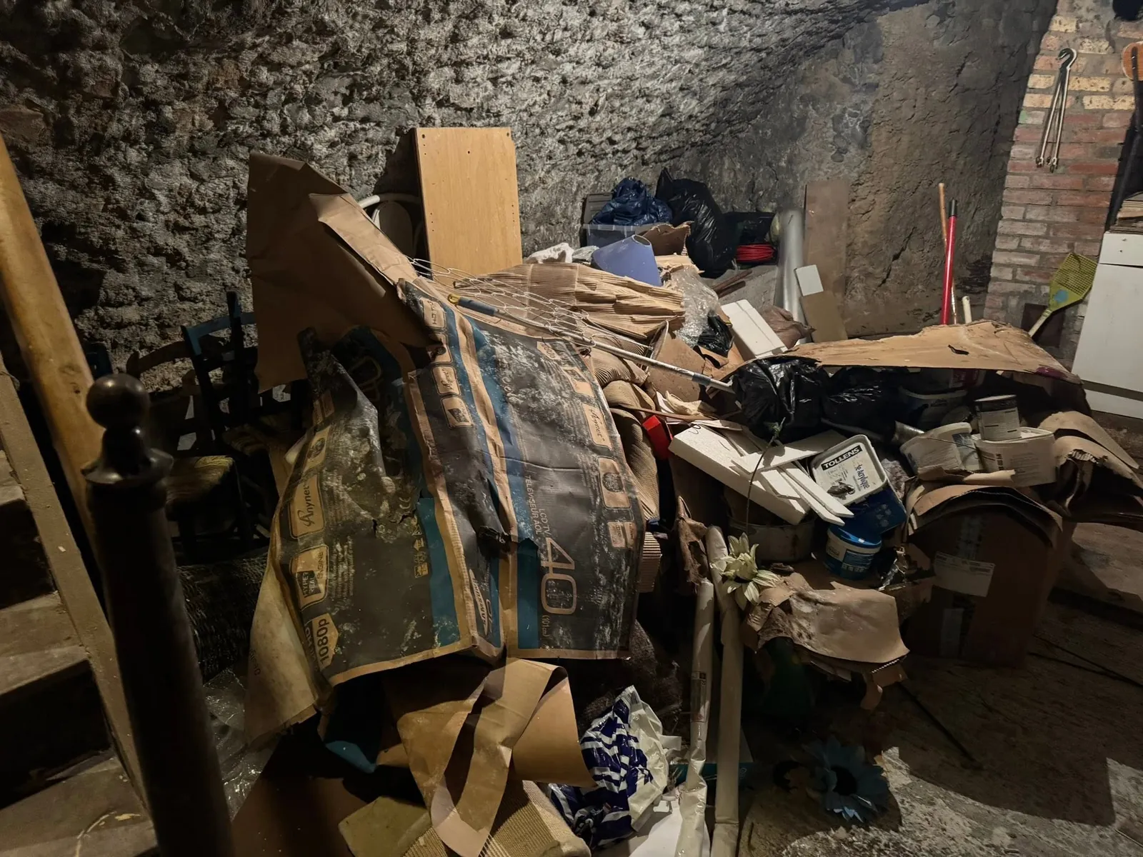 Cave en pierre encombrée avant débarras à Angoulême