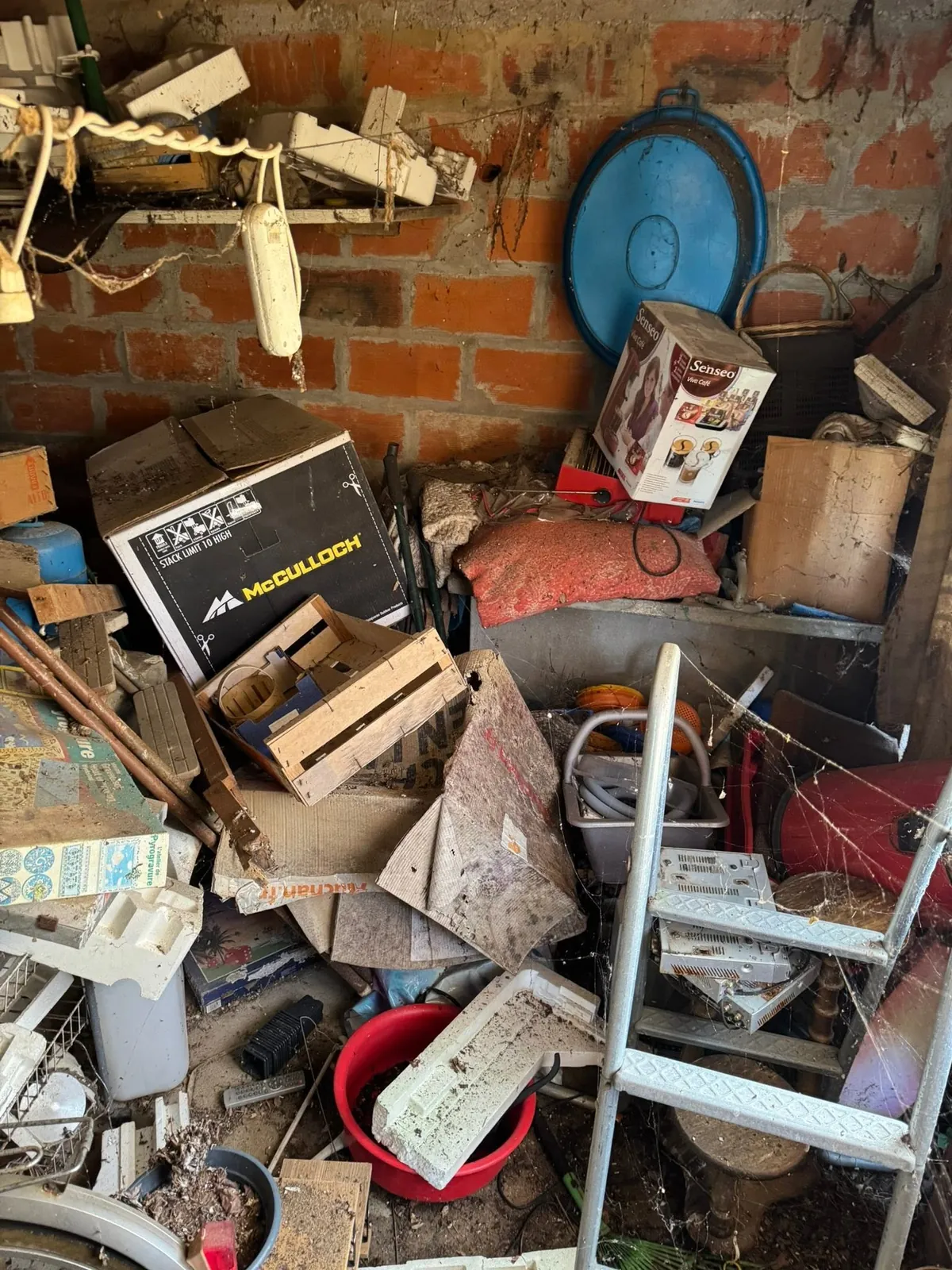 Atelier de bricolage encombré avant débarras