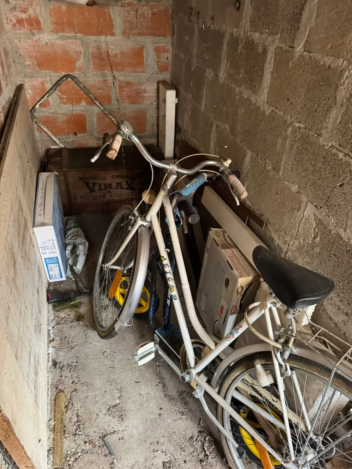 Vélos et cartons entassés avant débarras