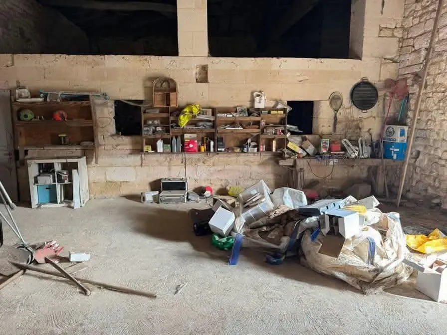 Grange remplie de meubles et objets avant débarras