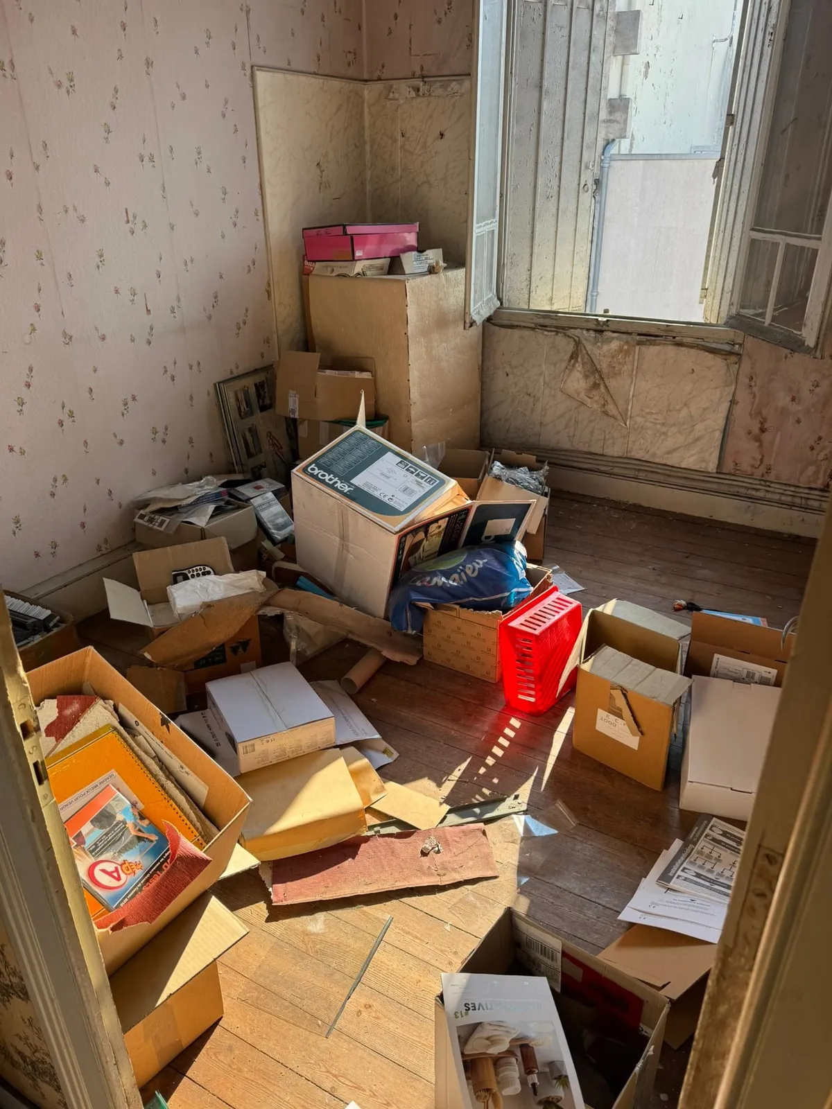 Pièce remplie de cartons avant vide-maison